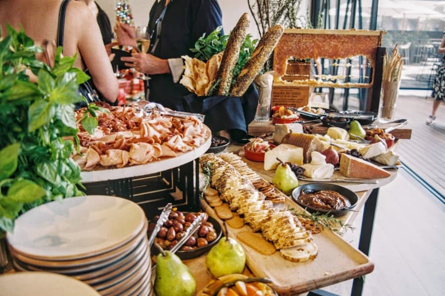 Catering-Buffet mit Speisen