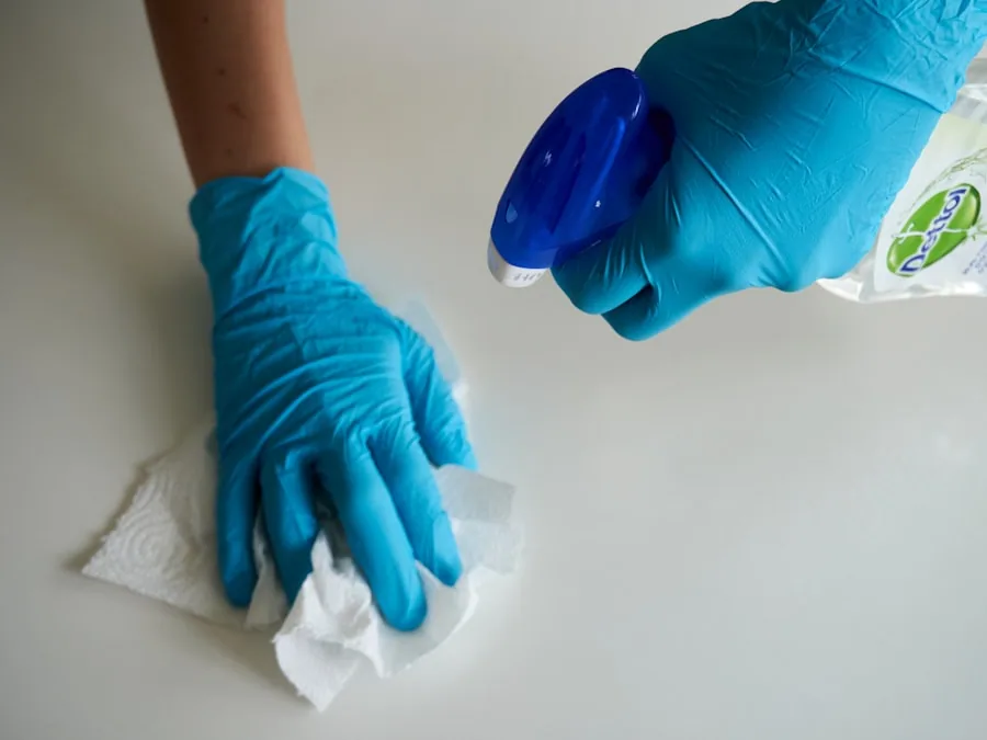 Reinigung einer Arbeitsfläche mit Handschuhen und Reinigungstuch